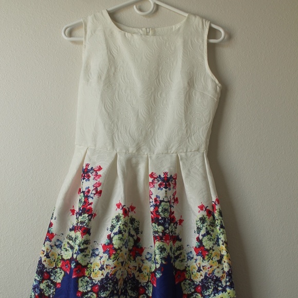 DRESS BUNDLE ✨ White Floral Dress - Picture 1 of 4